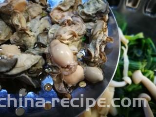 牡蛎菠菜,牡蛎焯水捞出