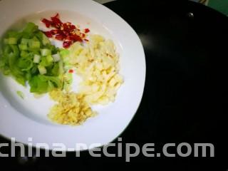 牡蛎菠菜,倒入油锅中爆香