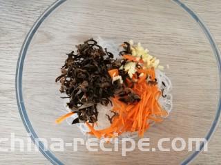 木耳拌粉丝,粉丝泡好后，全部放在一个大碗里