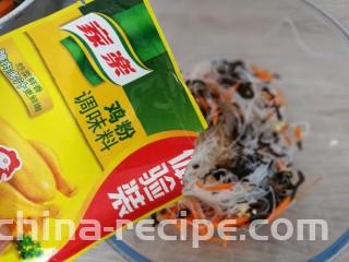 木耳拌粉丝,加入少许鸡精