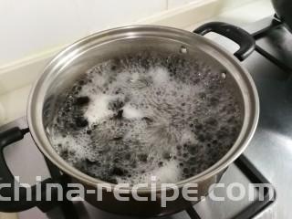 洋葱拌木耳,放入黑木耳烧开两分钟捞出来（喜欢软绵的口感可以多烧一点时间）