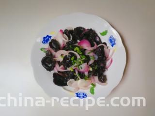 洋葱拌木耳,装入盘中