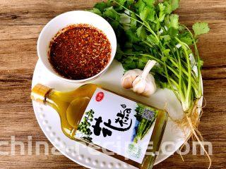 麻辣金针菇,配料：仲景花椒油，自制辣椒油，蒜头，香菜，（还有生抽，香醋，白糖，芝麻油就不一一展示了）