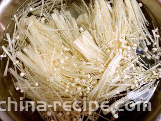 麻辣金针菇,用盐水浸泡二十分钟