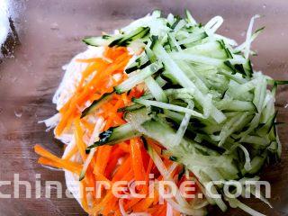 麻辣金针菇,放入黄瓜丝