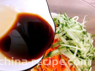 麻辣金针菇,加入适量生抽