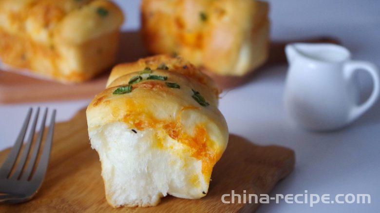 The method of tearing pork floss bread with scallions by hand