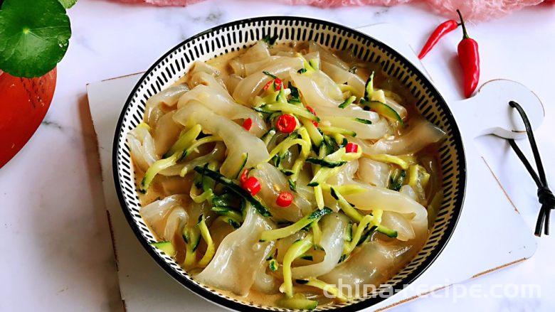 Method of mixing sesame sauce with peeled cucumber shreds