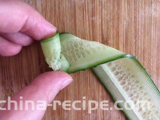 沙拉花束,卷一点后，把瓜条向后折一下，继续卷