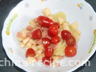 土豆泥沙拉,把所有的食材都放到碗里
