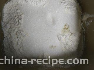 香葱手撕肉松面包,中种剪成小块，放入面包桶中，加入主面团中除黄油外的所有材料，运行一个揉面程序