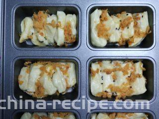 香葱手撕肉松面包,装入模具