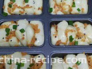 香葱手撕肉松面包,发酵好的面包表面涂一层蛋液，撒香葱段