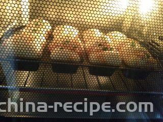 香葱手撕肉松面包,放入预热好170度的烤箱，中层上下火，20分钟左右即可，后期注意观察表面上色情况，避免颜色过深。
出炉后立即脱模，凉至掌温密封保存，3天内