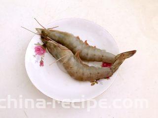 牛油果焗虾仁,青虾2只，剥去虾皮和虾头，挑出虾线