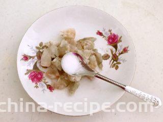牛油果焗虾仁,加入1克精盐，调匀后腌制5分钟