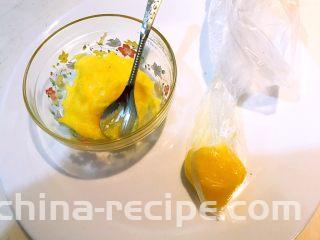 牛油果焗虾仁,取一个小保鲜袋，把2勺沙拉酱装入小保鲜袋的一角中