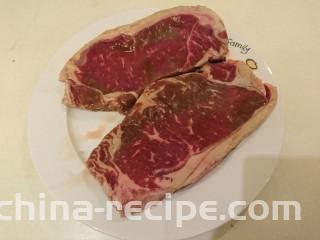 和風嫩煎牛排,牛肉室溫下回溫，將多余的血水倒掉。