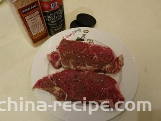和風嫩煎牛排,烹調前五分鐘，將牛肉兩面都抹上鹽、黑胡椒粒。