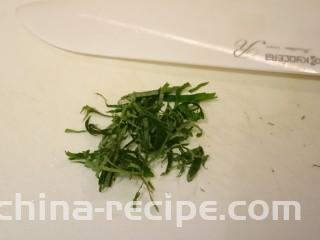 和風嫩煎牛排,紫蘇葉洗淨切細絲備用。