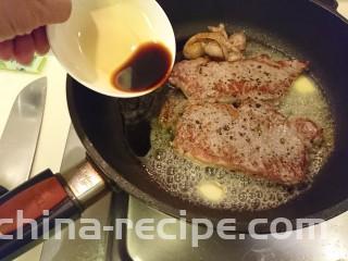 和風嫩煎牛排,接著加醬油。