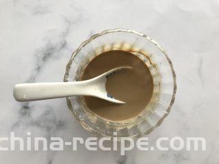麻酱拌拉皮黄瓜丝,麻酱中倒入适量的水搅拌均匀
