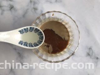 麻酱拌拉皮黄瓜丝,加入1勺橄榄油