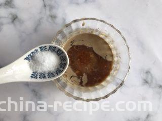 麻酱拌拉皮黄瓜丝,适量的盐