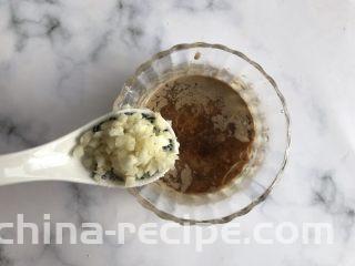 麻酱拌拉皮黄瓜丝,最后加入蒜末搅拌均匀