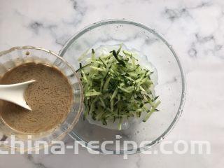 麻酱拌拉皮黄瓜丝,加入调好的酱汁