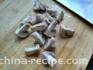 牛油果鸡肉沙拉,切两刀，成四瓣，备用