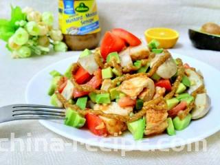 牛油果鸡肉沙拉,把所有食材混合一起，放入沙拉酱，拌匀就可以开吃了。
