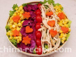鸡胸肉时蔬沙拉,把最后剩下的胡萝卜和玉米粒，都铺到盘子里。