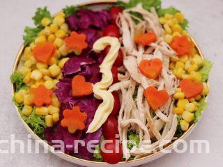 鸡胸肉时蔬沙拉,最后挤上沙拉酱，搅拌均匀就可以食用了，我是为了拍照好看，所以没搅拌。