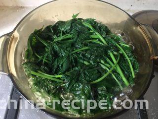 凉拌红薯叶,用筷子快速搅拌红薯叶在沸水里煮熟均匀，全程大火，不加盖煮，加入红薯叶后的水再次沸腾，红薯叶就差不多煮熟好了，不要煮得太久，煮烂了红薯叶就没有口感了。