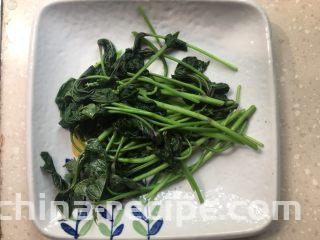 凉拌红薯叶,用一个较大的盘子倒入红薯叶，盘子大点有利于搅拌。