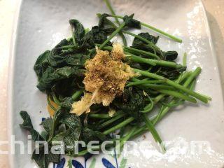 凉拌红薯叶,撒上花椒粉。