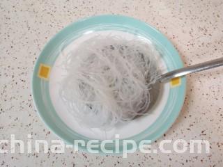 粉丝蒸金针菇,捞出控一下水分。