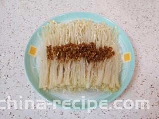 粉丝蒸金针菇,将炒好的蒜末汤汁浇在金针菇上面。