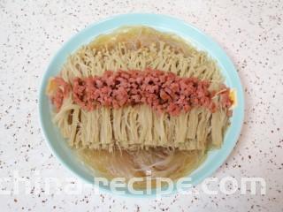 粉丝蒸金针菇,出锅。
