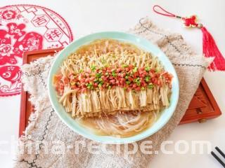 粉丝蒸金针菇,颜色搭配特别漂亮。