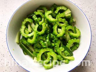 夏日清爽大拌菜,双手捧着碗上下颠碗，让细盐和食材充分混合，然后静置15分钟