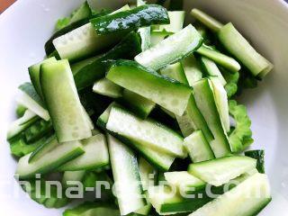 夏日清爽大拌菜,水果黄瓜洗净，去不去皮随你自己喜欢，然后切成薄片
