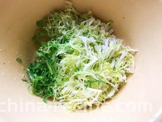 夏日清爽大拌菜,苦菊洗净之后切碎一点，并控干水分