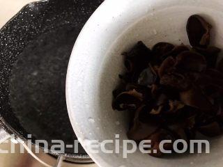夏日清爽大拌菜,水开后放入木耳