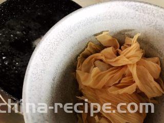 夏日清爽大拌菜,煮了三分钟的时候加入腐皮