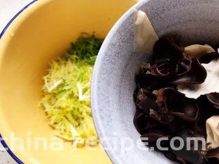 夏日清爽大拌菜,将木耳腐皮放入苦菊内