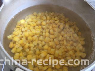 玉米烙,将玉米粒倒入沸水中