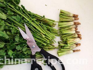 凉拌香菜根,把香菜根剪下来，大约6㎝长