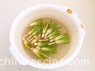 凉拌香菜根,把香菜根放在冷水里，浸泡2个小时